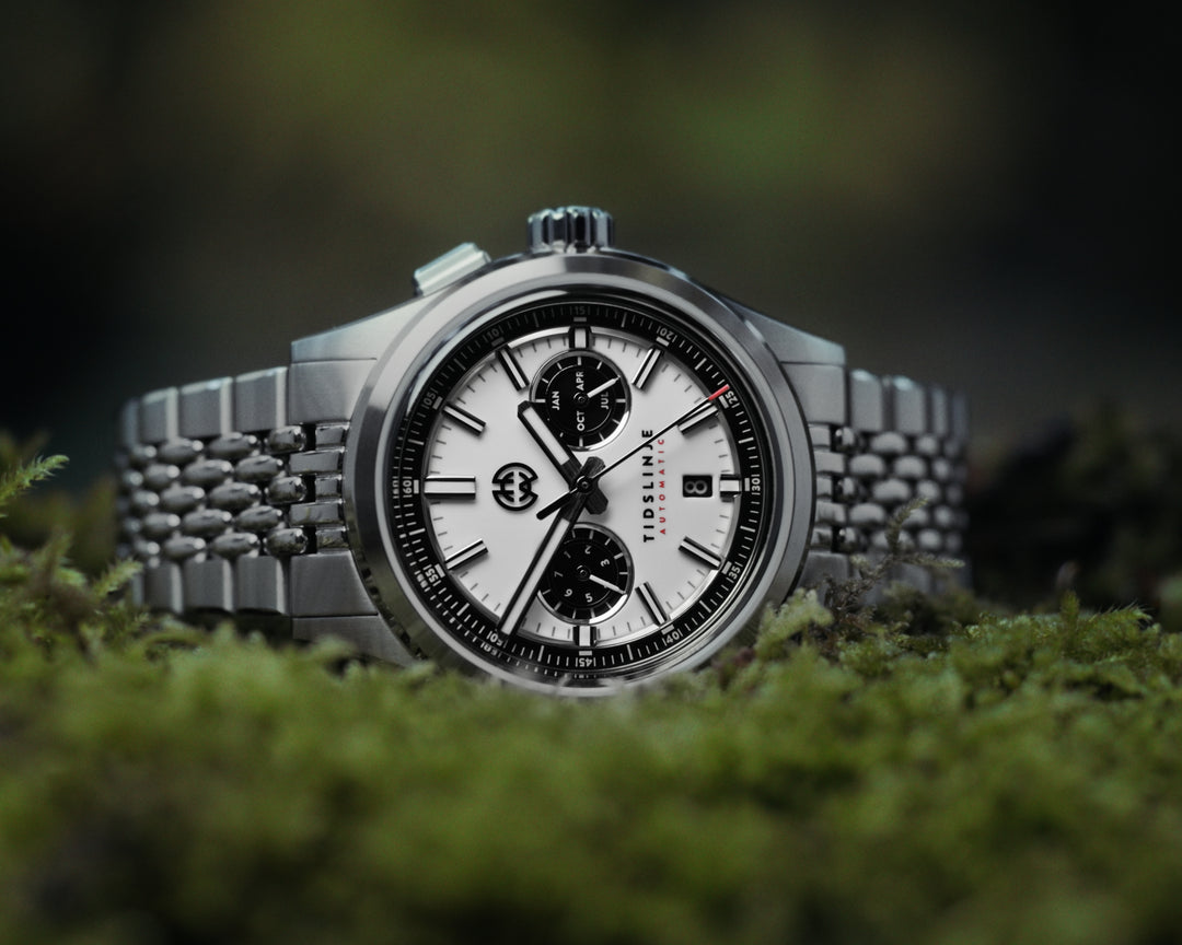The Tidslinje 42 Apeks combines a white dial with black calendar subdials.
